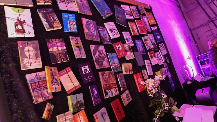 Eine Bücherwand erinnert im Kesselhaus an Peter Braun Foto: Barbara Herbst