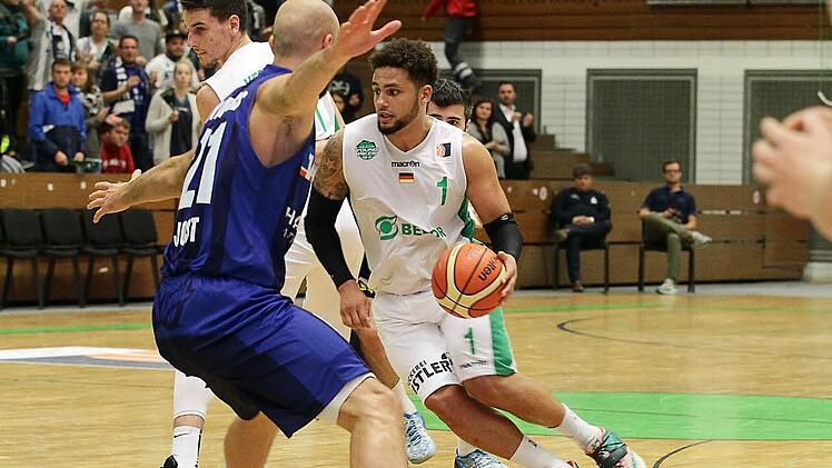 Malik Müller (r.) zieht am Crailsheimer Michael Jost vorbei. Foto: sportpress