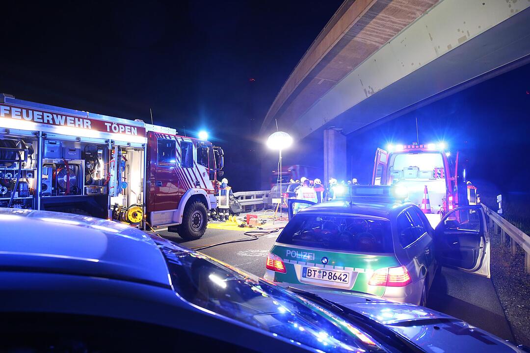 Autofahrerin kracht mehrfach in Leitplanke - Drei Insassen des Wagens verletzt – Feuerwehr muss eingeschlossene Fahrerin befreien