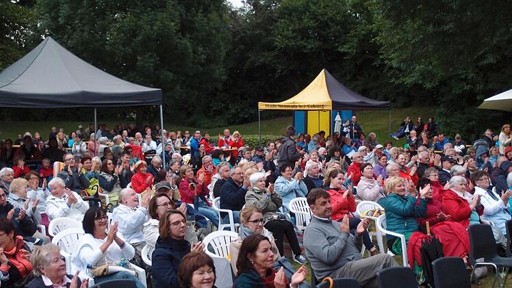 Impressionen vom Open-Air-Konzert im Freibad Neustadt.Foto: Jochen Berger