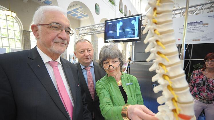 Rundgang: Regierungspräsident Paul Beinhofer, Landrat Thomas Bold und Eva Maria Roer bei der Eröffnung.  Siegfried Farkas