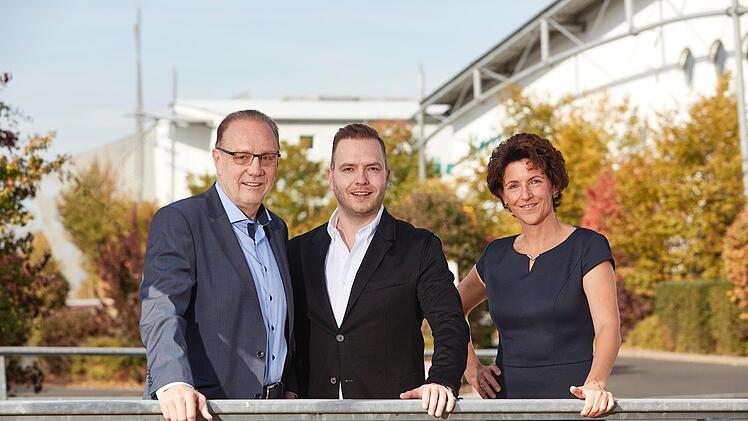Christoph Mix und sein Sohn Bernhard Mix sind geschäftsführende Gesellschafter, Silke Wurzlitzer ist Geschäftsführerin von Kräuter Mix.  Foto: Kräuter Mix