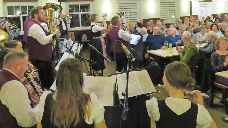 Mitschunkeln und Mitklatschen erwünscht (in der Mitte stehend): Dirigent Reinhold Stärk und Sängerin Kerstin Ritter Foto: Monika Schütz