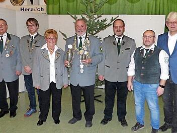 Norbert Volk (Bildmitte) ist der Herbstkönig der Schützengesellschaft Marktleugast. Mit im Bild (von links) Schützenmeister Arnold Stäsche, Jugendkönig Felix Kutnar, die Zweitplatzierte bei der Herbstscheibe Gisela Schneider, Vorsitzender Oliver Kutnar, Schützenkönig Mike Kramarczyk und Zweiter Bürgermeister Reiner Meisel Foto: Klaus-Peter Wulf