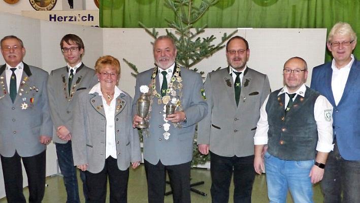Norbert Volk (Bildmitte) ist der Herbstkönig der Schützengesellschaft Marktleugast. Mit im Bild (von links) Schützenmeister Arnold Stäsche, Jugendkönig Felix Kutnar, die Zweitplatzierte bei der Herbstscheibe Gisela Schneider, Vorsitzender Oliver Kutnar, Schützenkönig Mike Kramarczyk und Zweiter Bürgermeister Reiner Meisel Foto: Klaus-Peter Wulf