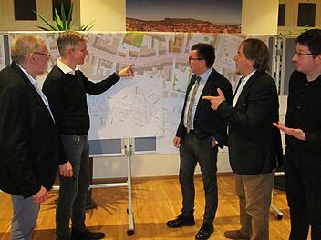 Die Planung diskutieren (von links) Bauleiter Wolfgang Martin, Planer Thomas Weiden, Bürgermeister Armin Warmuth, Stadtbaumeister Detlef Mohr und Planer Andreas Bachmann.  Foto: Winfried Ehling
