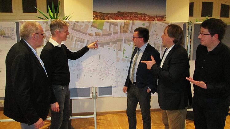 Die Planung diskutieren (von links) Bauleiter Wolfgang Martin, Planer Thomas Weiden, Bürgermeister Armin Warmuth, Stadtbaumeister Detlef Mohr und Planer Andreas Bachmann.  Foto: Winfried Ehling