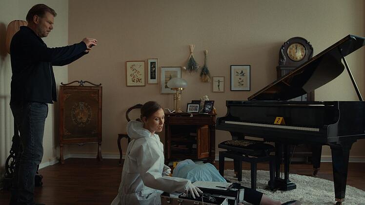 Als Hauptkommissar Robert Winkler (Kai Scheve) am Tatort ankommt, hat Gerichtsmedizinerin Dr. Elena Kulikova (Masha Tokareva) die ermordete Musikpädagogin Marianne Bach (Corinna Kirchhoff) bereits erstuntersucht. Ihrem Sturz wurde vermutlich nachgeholfen.