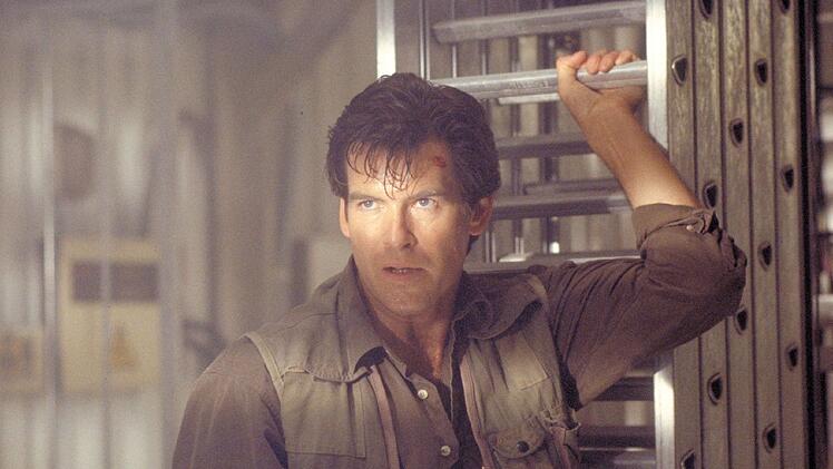 Pierce Brosnan war schon Jahre vor seinem ersten Auftritt als James Bond 1995 in "Goldeneye" f&uuml;r die Rolle des ber&uuml;hmten Geheimagenten angefragt worden, n&auml;mlich 1986. Wegen seines Engagements f&uuml;r die Serie "Remington Steele" musste er den Machern damals vorerst einen Korb geben.