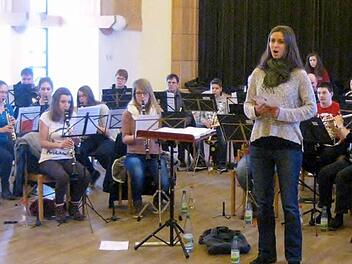 Das Orchester der Generationen bei seiner Probe in Oberelsbach. Das Bild zeigt Irina Jordanova, die Sopran-Solistin. Foto: Friedrich