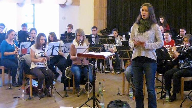 Das Orchester der Generationen bei seiner Probe in Oberelsbach. Das Bild zeigt Irina Jordanova, die Sopran-Solistin. Foto: Friedrich