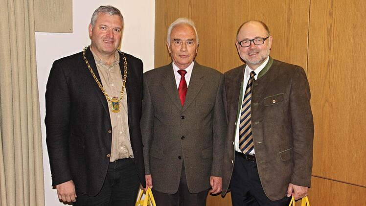 Bürgermeister Jürgen Hennemann (links) mit Altbürgermeister Robert Herrmann und "Altstadtrat" Franz Geuß (von rechts), die beide viele Jahre zum Wohle Eberns gewirkt haben und Träger der Staatsmedaille für kommunale Verdienste in Bronze sind. Foto: Helmut Will