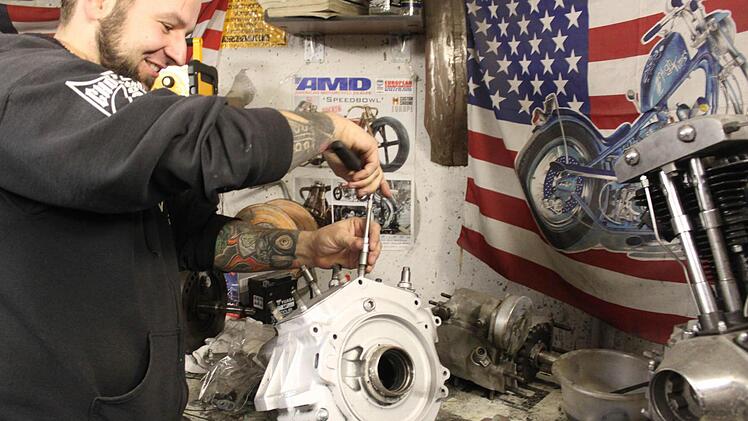 Rico Schaarschmidt in seinem Element - er schraubt an einem Motor. Foto: Markus Häggberg
