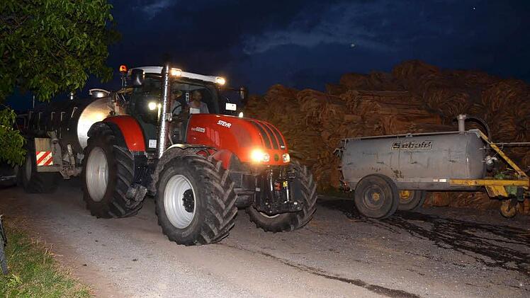 Landwirte packten mit an und brachten Wasser zum Löschen.  Foto: Peter Rauch
