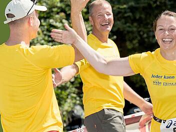 BR-Redakteurin Dagmar Besand (rechts) nahm vor zwei Jahren erfolgreich am Trainingsprojekt "Jeder kann Triathlon" teil. Dar&uuml;ber freute sich auch Projekt-Initiator Bernd Ro&szlig;berg (Mitte). Foto: Alexander Muck