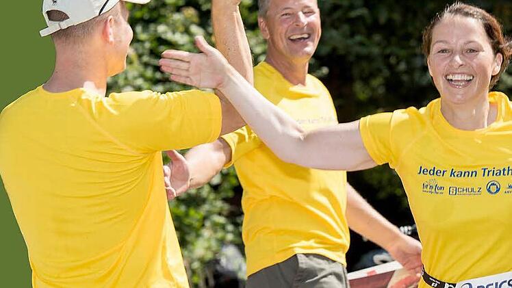 BR-Redakteurin Dagmar Besand (rechts) nahm vor zwei Jahren erfolgreich am Trainingsprojekt "Jeder kann Triathlon" teil. Dar&uuml;ber freute sich auch Projekt-Initiator Bernd Ro&szlig;berg (Mitte). Foto: Alexander Muck