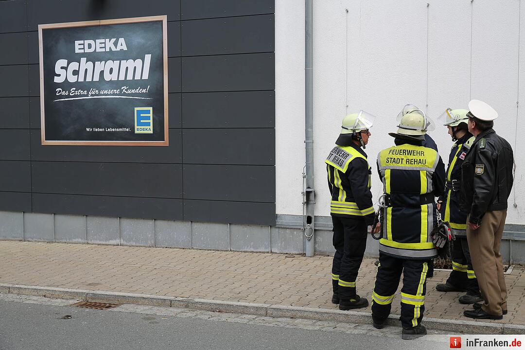 Feuerwehr evakuiert Supermarkt in Rehau