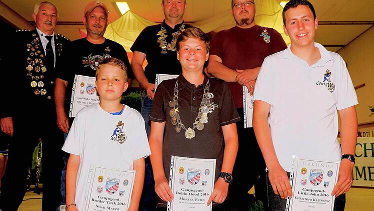 (Hinten von links): 2. Gau-Bogenreferent Erhard Happ gratulierte Michael Rundell, "Robin Hood" Klaus Brückner, Jan Richter sowie (vorn v. l.): Noah Mauer, "Gau-Jugend-Robin-Hood" Moritz Fries und Christoph Kleinhenz. Foto: Gerd Schaar