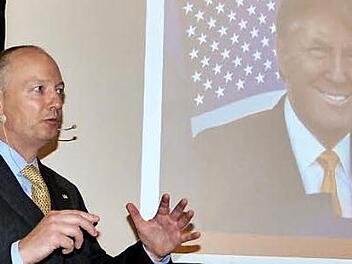 Gerhard Summerer zeigte beim Wertpapier-Forum der Kulmbacher Bank auf, wie sich die internationalen Kapitalmärkte nach den US-Präsidentschaftswahlen entwickeln könnten. Foto: Werner Reißaus