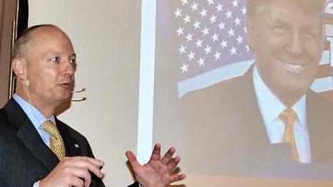 Gerhard Summerer zeigte beim Wertpapier-Forum der Kulmbacher Bank auf, wie sich die internationalen Kapitalmärkte nach den US-Präsidentschaftswahlen entwickeln könnten. Foto: Werner Reißaus