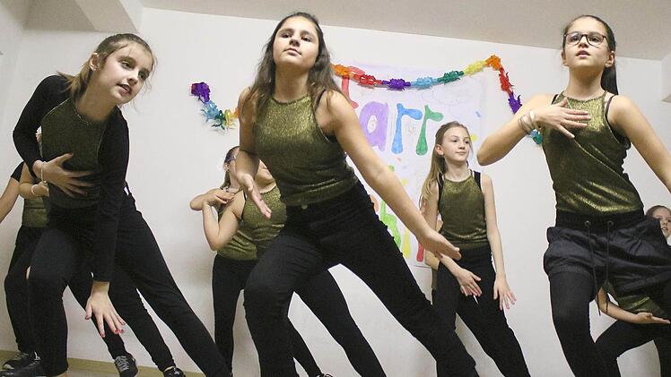 Tolle Performance im Glitzeroutfit: Die Jazz-Dance Gruppe 3 unter der Leitung von Sarah Schütz.