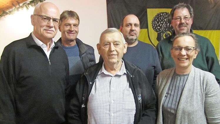 Ehrungen beim Bürgerverein Ketschendorf (von links): Vorsitzender Herbert Weinert, Martin Ruggaber, Hermann Stölzel, Stefan Volkmann, Zweite Vorsitzende Petra Heeb und Roland Gumber  Foto: Martin Koch