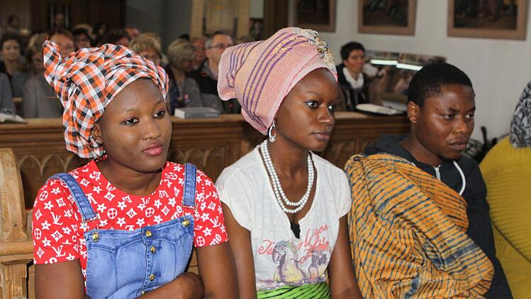 Junge Menschen aus dem Senegal beim Gottesdienst in Tschirn Michael Wunder