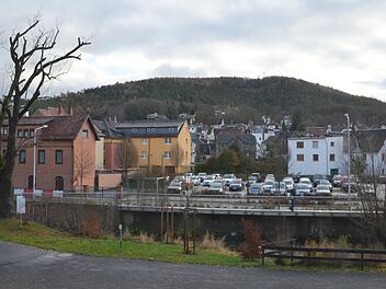 Parkplatz wird Marktplatz. An der Lindenstraße entsteht das Ausweichquartier für die Wochen-, Bauern- und Monatsmärkte der Stadt. Rainer Lutz