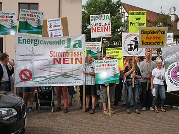 Schilderwand des Protestes: Etwa 120 Teilnehmer kamen zur Kundgebung gegen Südlink beim Besuch von Ministerpräsident Horst Seehofer in Bad Brückenau im Sommer 2015. Foto: Archiv/Ulrike Müller