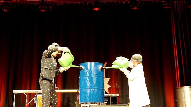 Ein 200-Liter-Ölfass wurde aufgeheizt und mit Wasser abgekühlt. Anschließend implodierte es mit einem lauten Rumms.