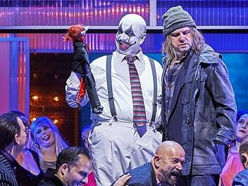 Jedem einzelnen Solisten und Chorsänger sieht man die Genauigkeit der Personenregie an: Szene aus dem ersten Akt "Rigoletto" mit Federico Longhi (links) in der Titelrolle und Kosma Ranuer als Monterone Foto: . Nik Schölzel/Mainfranken Theater Würzburg