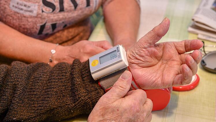 Häusliche Pflege oder Heim? Ein plötzlich auftretender Pflegefall wirft viele Fragen auf.  Foto: Ronald Rinklef