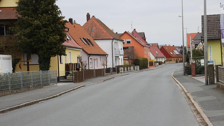 Ausgangsbeschränkung wegen des Coronavirus:  Nur ab und zu fährt ein Auto durch Adelsdorf.  Foto: Christian Bauriedel