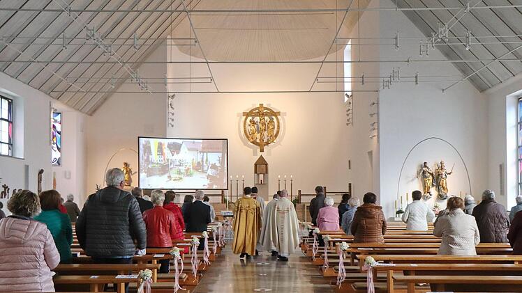 Eine Liveübertragung erfolgte in die Kirche. Foto: Thomas Weichert