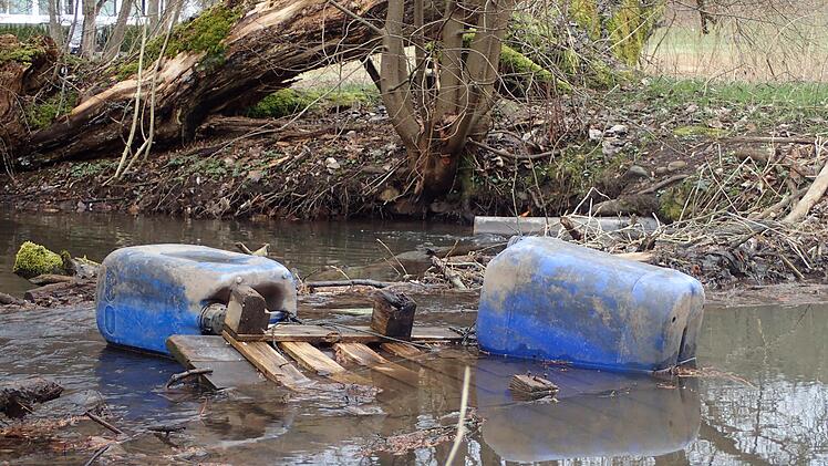Aber mit blaue Plastikkanistern und einer Holzpalette kann er sicher nichts anfangen. Foto: Claudia Körber