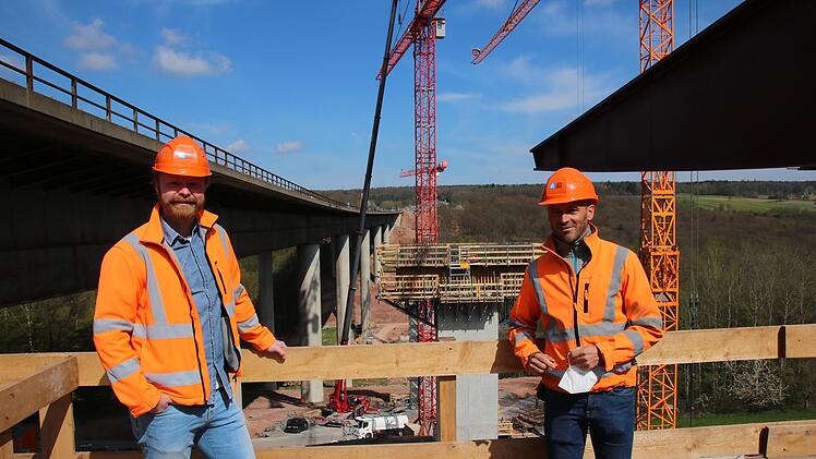 Vom Behelfswiderlager Süd aus haben Projektleiter Markus Mayer (von links) und Geschäftsbereichsleiter Hartmut Metz einen guten Überblick über die Baustelle. Foto: Ralf Ruppert
