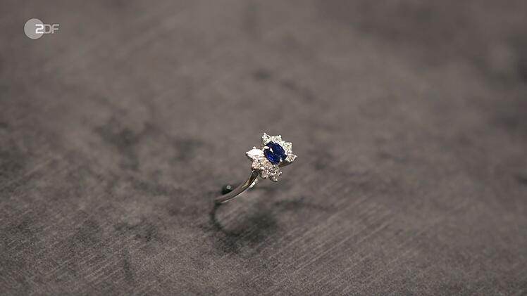 Wendela Horz datierte einen Ring aus 750er Weißgold mit Saphir und Diamanten um 1960, denn "das war die große Zeit der Schleifen". Der Wunschpreis lag bei 1.500 Euro, die Expertin taxierte nur 900 bis 1.000 Euro und Elisabeth Nüdling zahlte 800 Euro für den "perfekten Verlobungsring".