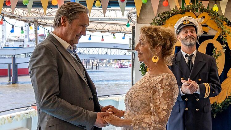 Paul (Helmut Zierl) windet sich wie ein Aal, als seine Ulla (Michaela May) ihm ein erneuertes Treueversprechen abnehmen will.