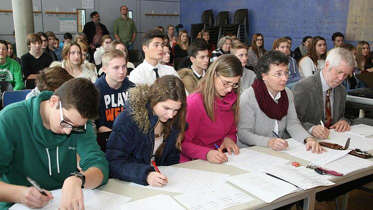 Die Jury macht sich Notizen, während sie zuhört: Von links: Paul Kunzelmann (9. Kl.), Luisa Forkel (schaffte es im vorigen Jahr bis zum Landesentscheid), Sabine Lodge (Lehrerin), Christine Tichi (Lehrerin) und Schulleiter Bernd Lohneiß Foto: Sylvia Hubele