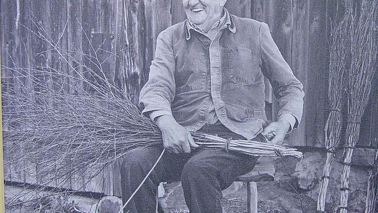 Josef Albert, der Besenbinder, der inzwischen verstorben ist.  Foto: Brigitta Kempe-Wolf