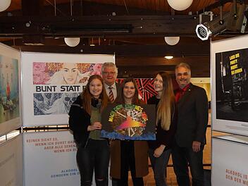 Direktor Helmut Schreiner und Wolfgang Flaig von der DAK Bad Kissingen präsentieren das Siegerbild der drei Schülerinnen Nathalie Nätscher, Louisa Silberbach und Eva Balles. Foto: Arkadius Guzy