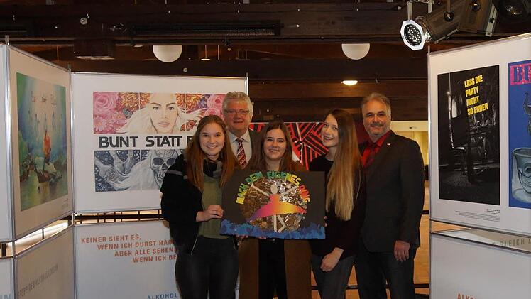 Direktor Helmut Schreiner und Wolfgang Flaig von der DAK Bad Kissingen präsentieren das Siegerbild der drei Schülerinnen Nathalie Nätscher, Louisa Silberbach und Eva Balles. Foto: Arkadius Guzy