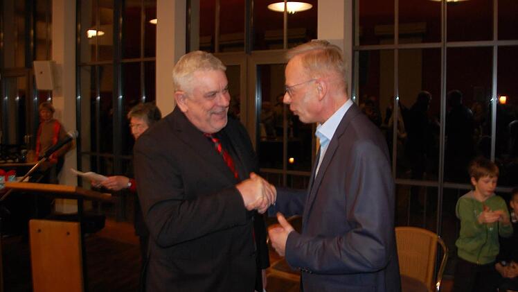 Überraschung gelungen: Nicht nur mehr als hundert kleine und große Mitglieder der von Peter Stenglein geleiteten Chöre gratulierten dem Stadtkantor zum Doppeljubiläum, sondern auch OB Norbert Tessmer. Foto: Oliver Schmidt