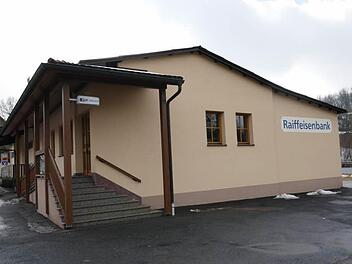 Die Außseßer Filiale der Raiffeisenbank  Foto: Georg Wolf