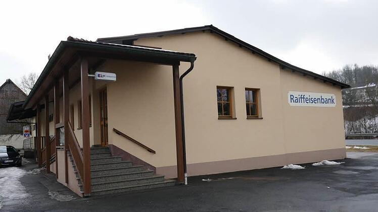 Die Außseßer Filiale der Raiffeisenbank  Foto: Georg Wolf