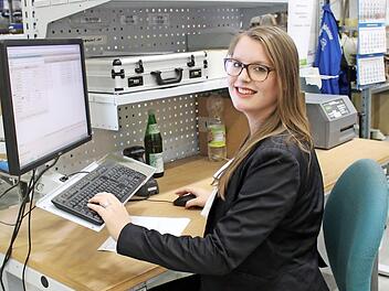 Ina-Sofie Müller hat während ihrer Ausbildung zur Industriekauffrau auch in der Logistik gearbeitet. Dort bietet das Haßfurter Unternehmen Uponor in diesem Jahr acht Ferienjobs an.  Foto: Uponor