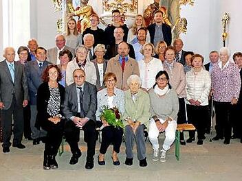 Vor dem Altar der Trebgaster Johanneskirche stellte sich die "Hochzeitsgesellschaft" mit dem Jubelpaar (vorne, Mitte) zum Erinnerungsfoto auf. Foto: Dieter Hübner