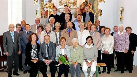 Vor dem Altar der Trebgaster Johanneskirche stellte sich die "Hochzeitsgesellschaft" mit dem Jubelpaar (vorne, Mitte) zum Erinnerungsfoto auf. Foto: Dieter Hübner
