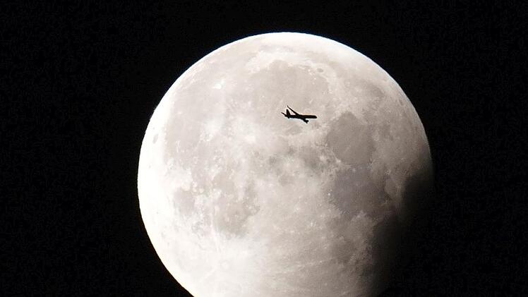 Bei der Mondfinsternis 2018 fing Florian Bleymann den Moment ein, in dem ein Flugzeug die Mondfläche passierte.  "Wenn man die Kamera im Intervall laufen lässt, landet man ab und zu so einen Glückstreffer."