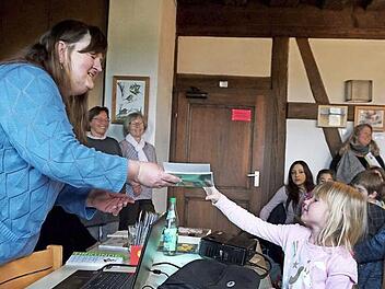 Stolz nahmen die Kinder ihren Büchereiführerschein aus den Händen von Susanne Traut entgegen. Foto: Sänger